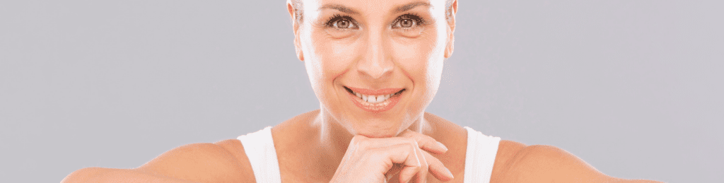 kobieta podtrzymuje brodę ręką