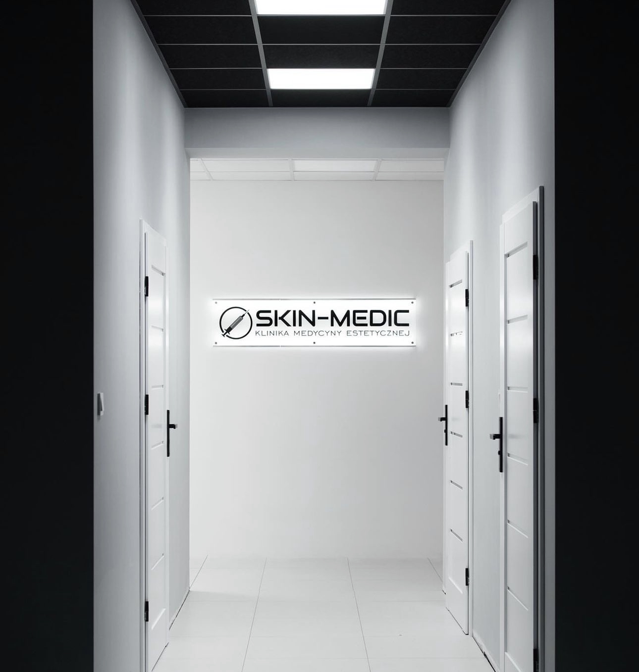 Wnętrze kliniki Skin Medic w Poznaniu — sprzęt do zabiegów stymulatorami, botoksem, radiofrekwencją i laserem CO2