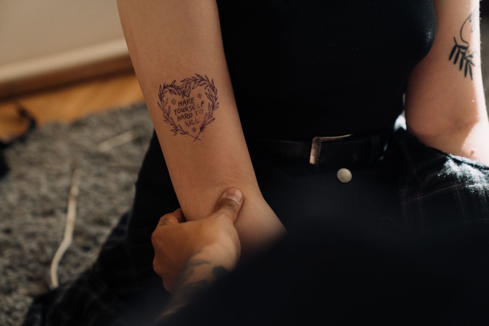 Tatuaz na skorze reki - zblizenie