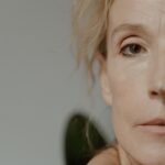 Zabiegi na kurze łapki – co wybrać?